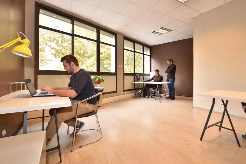 Photo des locaux de Coworking L'Ilot Travail : espace de coworking à Marignane