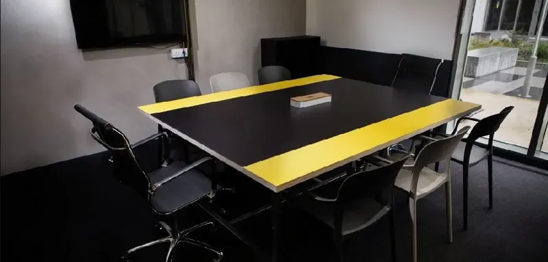 PINGPONG COWORK: espace de coworking à Millau: Photo des locaux, adresse, horaires et tarifs pour réserver un espace de travail PINGPONG COWORK: espace de coworking à Millau: Photo des locaux, adresse, horaires et tarifs pour réserver un espace de travail