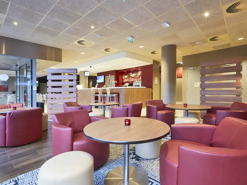 HOTEL CAMPANILE LA MADELEINE: espace de coworking à La Madeleine: Photo des locaux, adresse, horaires et tarifs pour réserver un espace de travail HOTEL CAMPANILE LA MADELEINE: espace de coworking à La Madeleine: Photo des locaux, adresse, horaires et tarifs pour réserver un espace de travail