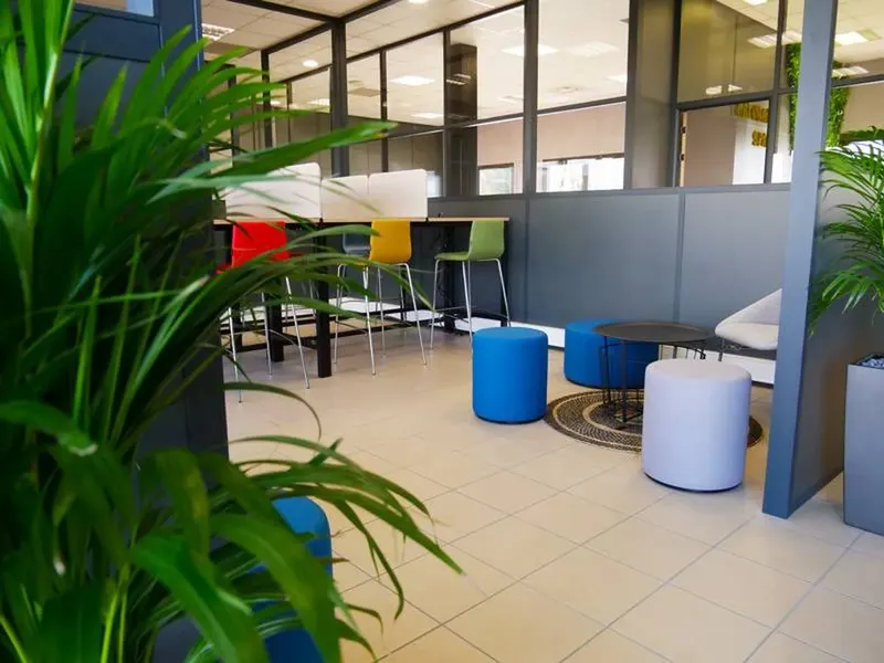 2B COWORKING: espace de coworking à Saint Priest: Photo des locaux, adresse, horaires et tarifs pour réserver un espace de travail