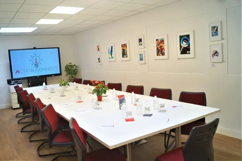 ACTION CONNECT: espace de coworking à Auray: Photo des locaux, adresse, horaires et tarifs pour réserver un espace de travail