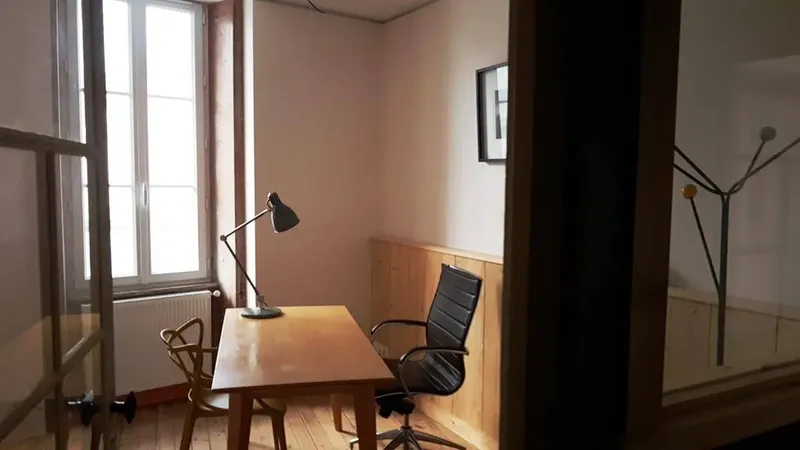 AU CHARBON ATELIERS COWORKING: espace de coworking à Courseulles Sur Mer: Photo des locaux, adresse, horaires et tarifs pour réserver un espace de travail AU CHARBON ATELIERS COWORKING: espace de coworking à Courseulles Sur Mer: Photo des locaux, adresse, horaires et tarifs pour réserver un espace de travail