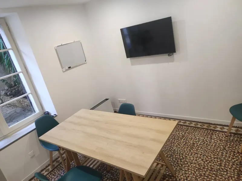 BUREAU A NOVES 13550: espace de coworking à Noves: Photo des locaux, adresse, horaires et tarifs pour réserver un espace de travail BUREAU A NOVES 13550: espace de coworking à Noves: Photo des locaux, adresse, horaires et tarifs pour réserver un espace de travail