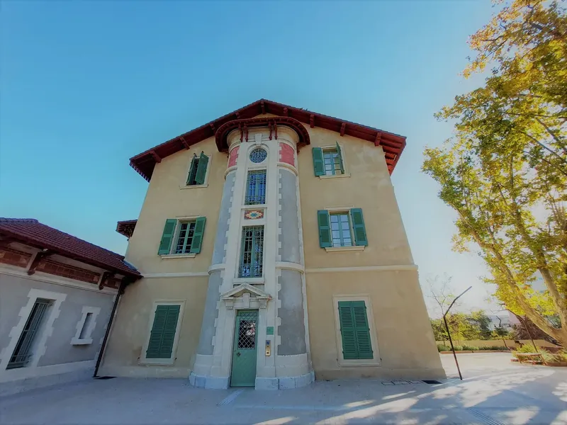 CHATEAU DES BAUMES: espace de coworking à Istres: Photo des locaux, adresse, horaires et tarifs pour réserver un espace de travail CHATEAU DES BAUMES: espace de coworking à Istres: Photo des locaux, adresse, horaires et tarifs pour réserver un espace de travail