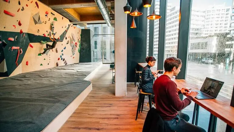 CLIMBING DISTRICT BATIGNOLLES: espace de coworking à Paris 17: Photo des locaux, adresse, horaires et tarifs pour réserver un espace de travail CLIMBING DISTRICT BATIGNOLLES: espace de coworking à Paris 17: Photo des locaux, adresse, horaires et tarifs pour réserver un espace de travail