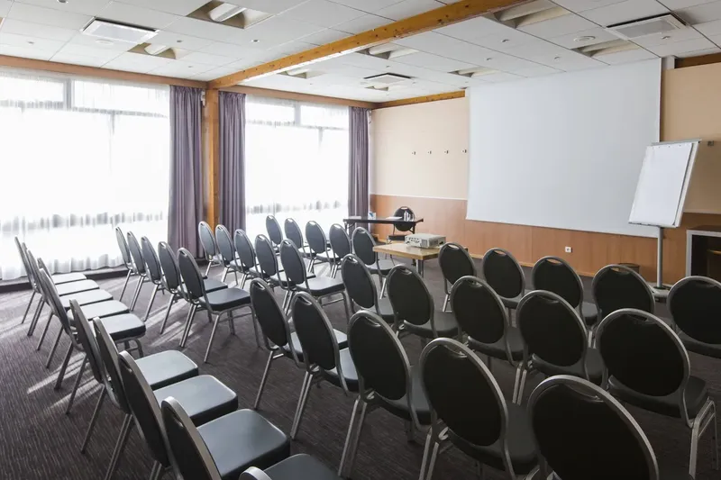 HOTEL KYRIAD LE CREUSOT MONTCHANIN: espace de coworking à Montchanin: Photo des locaux, adresse, horaires et tarifs pour réserver un espace de travail
