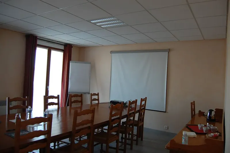HOTEL KYRIAD LES TROIS COLONNES: espace de coworking à Malay Le Grand: Photo des locaux, adresse, horaires et tarifs pour réserver un espace de travail