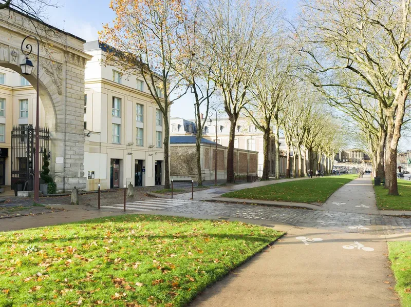 LE LOUIS VERSAILLES CHATEAU MGALLERY: espace de coworking à Versailles: Photo des locaux, adresse, horaires et tarifs pour réserver un espace de travail
