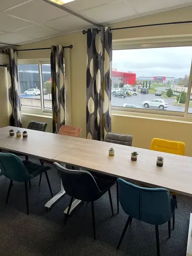 LE SHOWROOM: espace de coworking à Montauban: Photo des locaux, adresse, horaires et tarifs pour réserver un espace de travail LE SHOWROOM: espace de coworking à Montauban: Photo des locaux, adresse, horaires et tarifs pour réserver un espace de travail