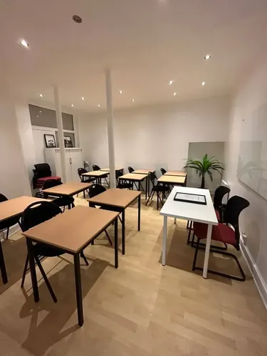 LOUP BLANC PARIS 5: espace de coworking à Paris 9: Photo des locaux, adresse, horaires et tarifs pour réserver un espace de travail LOUP BLANC PARIS 5: espace de coworking à Paris 9: Photo des locaux, adresse, horaires et tarifs pour réserver un espace de travail