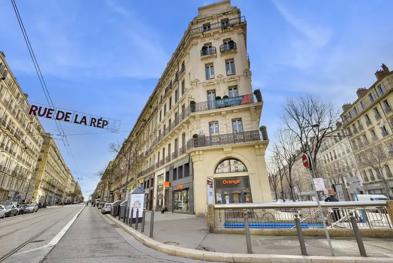 NEWTON OFFICES MARSEILLE JOLIETTE: espace de coworking à Marseille 2: Photo des locaux, adresse, horaires et tarifs pour réserver un espace de travail